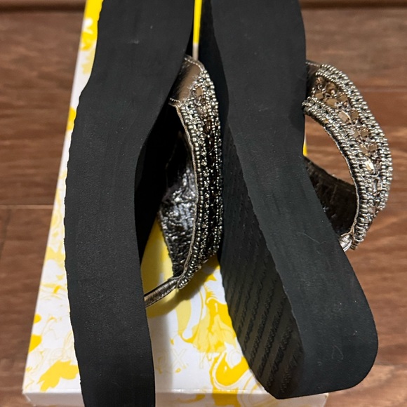 Yellow Box Women's Black and Gold Sandals New - Picture 4 of 8